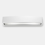 уличный настенный светильник белого цвета с вытянутым корпусом и рассеянным светом