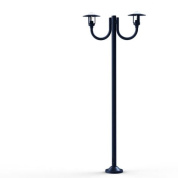 уличный фонарный столб синего цвета с тремя рожками