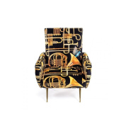 кресло с объёмной спинкой и принтом в музыкальном стиле