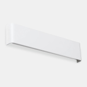 настенный светильник белого цвета с линейным корпусом и мягким освещением