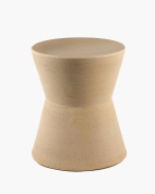 приставной столик с фигурным корпусом и суженной центральной частью