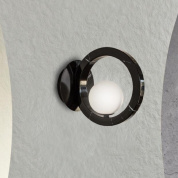 настенное бра с шаровым плафоном на черном основании