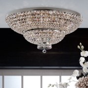 крупная потолочная люстра с плотным кристальным куполом и хромированной оправой