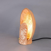 настольная лампа из красной глины с вытянутым подсвеченным корпусом