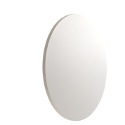 уличный настенный светильник с овальным светлым корпусом и равномерной подсветкой фасада