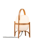 настольный светильник с матовым стеклянным плафоном и деревянным основанием