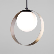 подвесной светильник с кольцевым металлическим корпусом и шарообразным плафоном