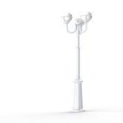 уличный фонарный столб с тремя плафонами белого цвета