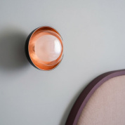 настенный светильник с куполообразным плафоном и цветным корпусом