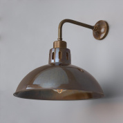 настенный светильник с полусферическим металлическим отражателем