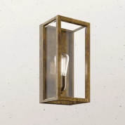 настенный светильник прямоугольной формы в латунном корпусе с прозрачными стеклянными стенками