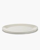 сервировочное блюдо овальной формы из керамики светлого оттенка
