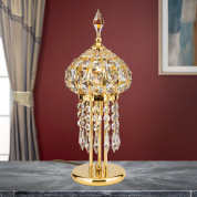 настольная лампа с декоративным золотым куполом и подвесными хрустальными элементами