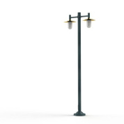 двойной уличный фонарь на тёмно-зелёной опоре