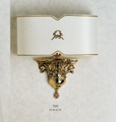 настенное бра с широким текстильным абажуром и декоративным основанием в виде маскарона