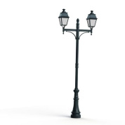 двойной уличный фонарный столб с матовыми плафонами зелёного цвета