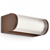 настенный наружный светильник с продольным корпусом и жалюзийным рассеивателем