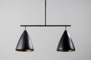 потолочный светильник с двумя коническими металлическими плафонами на горизонтальной штанге