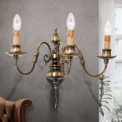 трёхламповое настенное бра с витиеватыми рожками в патинированном исполнении