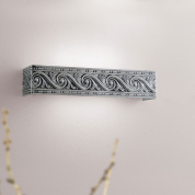 настенный светильник с вытянутым прямоугольным корпусом и резным металлическим декором