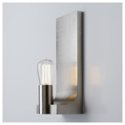 настенный светильник с металлической планкой и лампой открытого типа