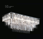 подвесной светильник с прямоугольным корпусом и длинными хрустальными подвесками