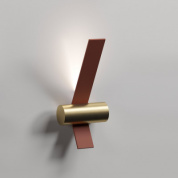 настенный светильник с цилиндрическим корпусом и цветной планкой