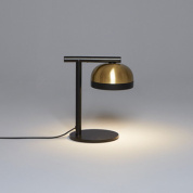 настольная лампа с металлическим абажуром куполообразной формы на прямой стойке