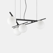 подвесная люстра с четырьмя шарообразными стеклянными плафонами на геометрическом металлическом каркасе