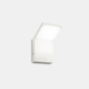 уличный настенный светильник белого цвета с наклонным отражателем