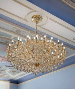 потолочная люстра с крупным овальным каркасом и плотным рядом хрустальных подвесок