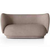 1104263495 Ferm Living Rico двухместный диван с обволакивающей спинкой и округлой формой