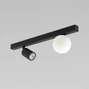 потолочный светильник на линейной планке с прожектором и шарообразным плафоном