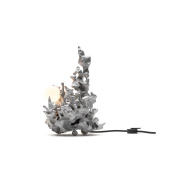 настольный светильник с группой металлических элементов на основании