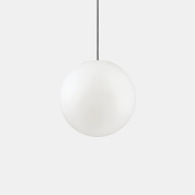 подвесной уличный светильник в виде белого шара на подвесе