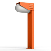 уличный фонарь на опоре с асимметричным плафоном оранжевого цвета