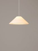 подвесной светильник с конусным плафоном белого цвета на металлическом подвесе