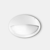 уличный настенный светильник белого цвета с полусферическим корпусом и верхним козырьком