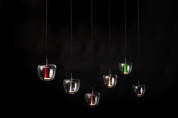 подвесная композиция из нескольких одиночных светильников с прозрачными стеклянными плафонами