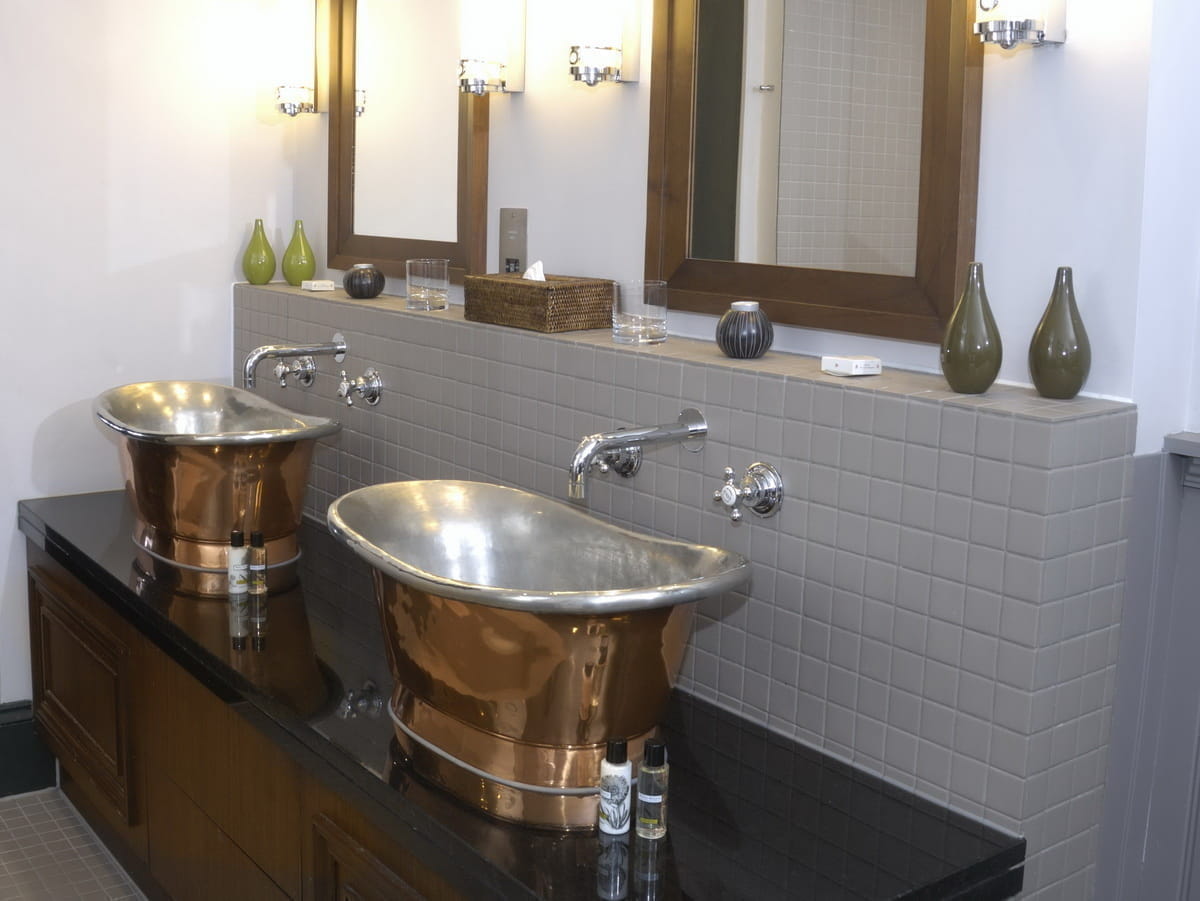 Ванная комната с бронзовыми аксессуарами