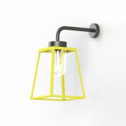 настенное бра с металлическим абажуром жёлтого цвета