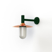 настенный светильник с металлическим плафоном зелёного цвета и медной окантовкой