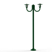 фонарный столб зелёного цвета с тремя рожками