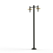 двойной уличный фонарь на тёмной металлической опоре