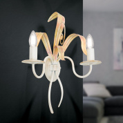 двухламповое настенное бра с изящными рожками и фигурными абажурами в оттенке слоновой кости