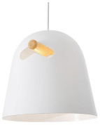 подвесной светильник куполообразной формы белого цвета с деревянной деталью