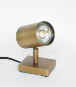 настольный прожектор на металлической подставке с цилиндрическим корпусом
