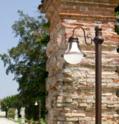 настенный светильник-бра с металлическим корпусом и направленным вниз светом