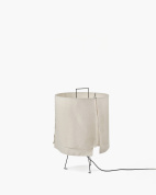 напольный светильник с мягким текстильным абажуром на металлической опоре