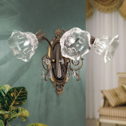 трёхламповое настенное бра с крупными гранёными стеклянными плафонами в патинированном оформлении